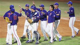 亞運棒球首戰抗韓成功　中華隊士氣大振（1）2018雅加達亞運棒球賽事26日起正式展開，中華隊（圖）首戰與勁敵南韓隊交鋒，首局就轟出兩分砲領先，最終以2比1擊敗南韓拿下首勝，士氣大振。中央社記者張新偉雅加達攝　107年8月26日