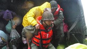嘉義降超大豪雨淹水　國軍支援居民撤離（2）超大豪雨肆虐，造成嘉義地區多處淹水，國軍官兵24日前往布袋鎮協助居民撤離，暫時安置在布袋鎮公所。（軍方提供）中央社記者江俊亮傳真　107年8月24日