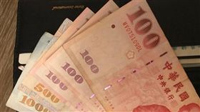 老婆天天幫老公皮包補滿1800被嫌多　 網人夫全跪哭了！（圖／翻攝自爆廢公社二館）