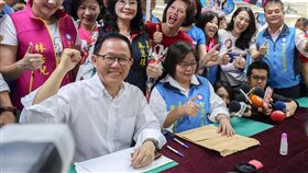 丁守中登記參選台北市長（1）中國國民黨台北市長參選人丁守中（前左）27日由同黨議員陪同，前往台北市選委會，登記參選台北市長。中央社記者裴禛攝  107年8月27日