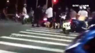 疑飆車起口角　少年摘安全帽狂毆追打