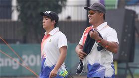 亞運複合弓混雙　中華隊挺進金牌戰2018雅加達亞運中華射箭隊潘宇平（右）與陳怡瑄（左）24日聯手在複合弓混合對抗賽，一路過關斬將闖進4強，再以153比138大勝伊朗闖進決賽，27日將與南韓隊爭金。中央社記者張新偉雅加達攝　107年8月24日