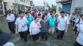 蔡總統：還有鄉親在受苦　儘速協助民眾恢復家園總統蔡英文（中）25日赴嘉義勘災，她並透過臉書貼文指出，「還有鄉親在受苦，儘速協助民眾恢復家園，這是唯一指令。我在這裡，縣府同仁和國軍也在這裡，大家一起加油。」（取自蔡總統臉書）中央社記者葉素萍傳真　107年8月25日