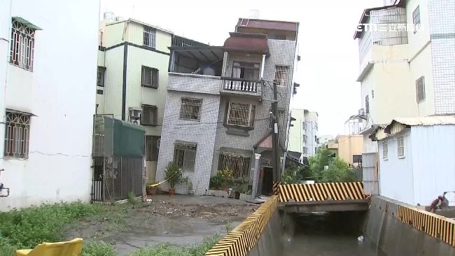 暴雨連炸掏空地基　透天厝「大歪斜」