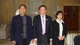 美國普林頓大學校長曾順銘（中）、台灣學術聯絡處總經理潘安琪（右）合影。翻攝自中医五绝网