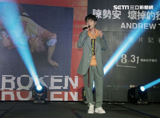 陳勢安全新專輯「壞掉的我們」正式發行，用挖土機挖出閃亮的鑽石，象徵專輯含強大能量。（記者邱榮吉/攝影）