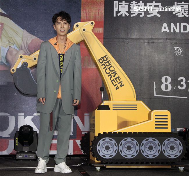 陳勢安全新專輯「壞掉的我們」正式發行，用挖土機挖出閃亮的鑽石，象徵專輯含強大能量。（記者邱榮吉/攝影）
