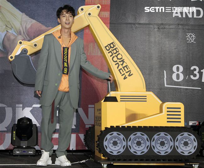 陳勢安全新專輯「壞掉的我們」正式發行，用挖土機挖出閃亮的鑽石，象徵專輯含強大能量。（記者邱榮吉/攝影）