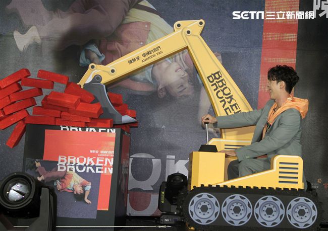 陳勢安全新專輯「壞掉的我們」正式發行，用挖土機挖出閃亮的鑽石，象徵專輯含強大能量。（記者邱榮吉/攝影）