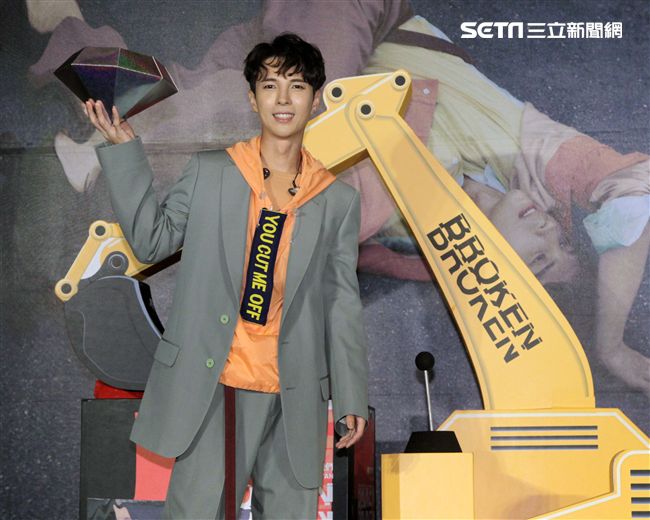 陳勢安全新專輯「壞掉的我們」正式發行，用挖土機挖出閃亮的鑽石，象徵專輯含強大能量。（記者邱榮吉/攝影）