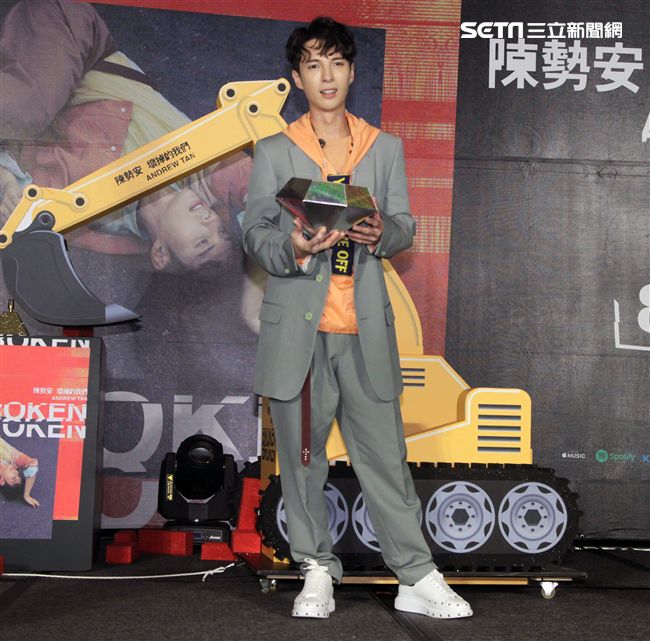 陳勢安全新專輯「壞掉的我們」正式發行，用挖土機挖出閃亮的鑽石，象徵專輯含強大能量。（記者邱榮吉/攝影）