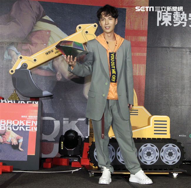 陳勢安全新專輯「壞掉的我們」正式發行，用挖土機挖出閃亮的鑽石，象徵專輯含強大能量。（記者邱榮吉/攝影）