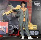 陳勢安全新專輯「壞掉的我們」正式發行，用挖土機挖出閃亮的鑽石，象徵專輯含強大能量。（記者邱榮吉/攝影）