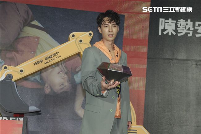 陳勢安全新專輯「壞掉的我們」正式發行，用挖土機挖出閃亮的鑽石，象徵專輯含強大能量。（記者邱榮吉/攝影）