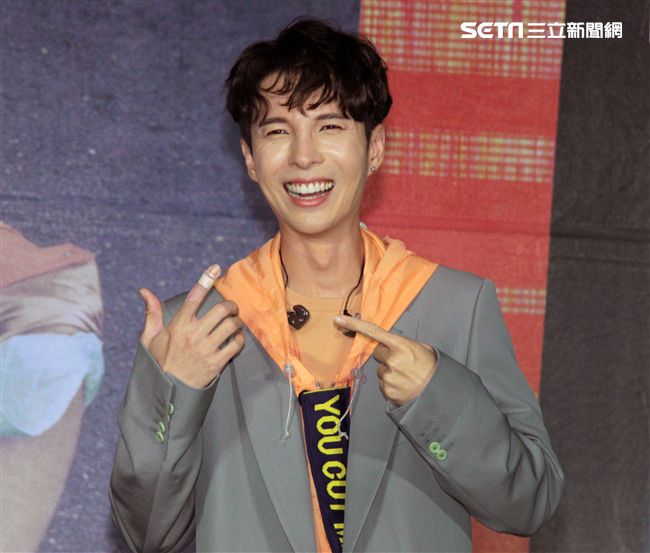 陳勢安全新專輯「壞掉的我們」正式發行，用挖土機挖出閃亮的鑽石，象徵專輯含強大能量。（記者邱榮吉/攝影）