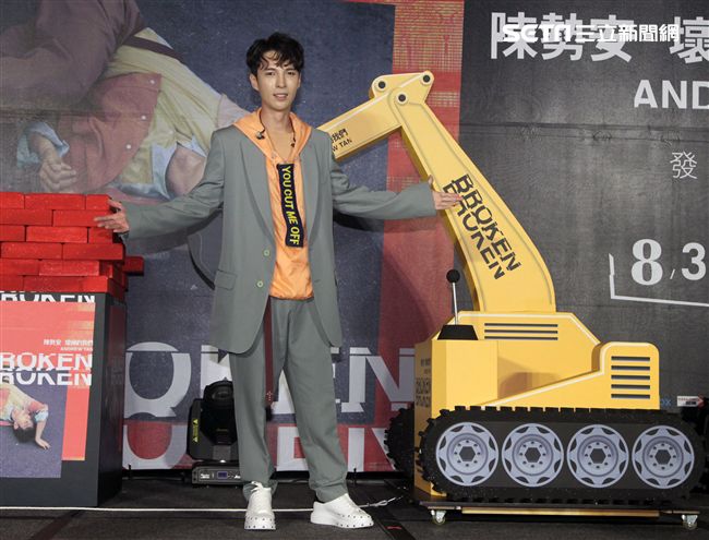 陳勢安全新專輯「壞掉的我們」正式發行，用挖土機挖出閃亮的鑽石，象徵專輯含強大能量。（記者邱榮吉/攝影）