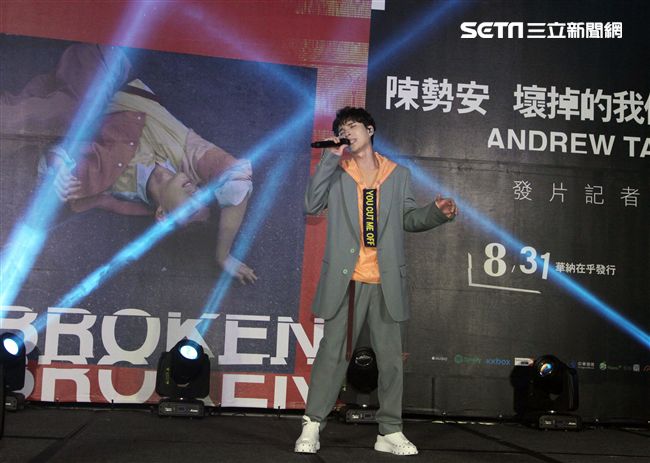 陳勢安全新專輯「壞掉的我們」正式發行，用挖土機挖出閃亮的鑽石，象徵專輯含強大能量。（記者邱榮吉/攝影）