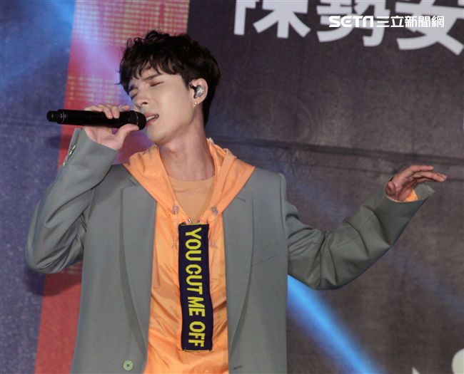 陳勢安全新專輯「壞掉的我們」正式發行，用挖土機挖出閃亮的鑽石，象徵專輯含強大能量。（記者邱榮吉/攝影）