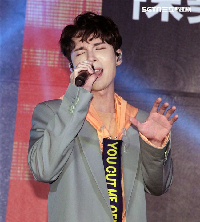 陳勢安全新專輯「壞掉的我們」正式發行，用挖土機挖出閃亮的鑽石，象徵專輯含強大能量。（記者邱榮吉/攝影）