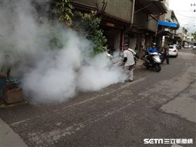 台中住家戶外以熱煙霧機噴藥情形。（圖／疾管署提供）