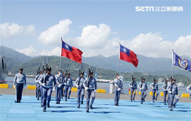 海軍儀隊表演高難度操槍。（記者邱榮吉/蘇澳拍攝）