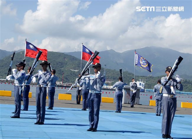 海軍儀隊表演高難度操槍。（記者邱榮吉/蘇澳拍攝）