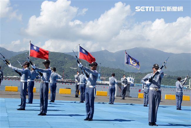 海軍儀隊表演高難度操槍。（記者邱榮吉/蘇澳拍攝）