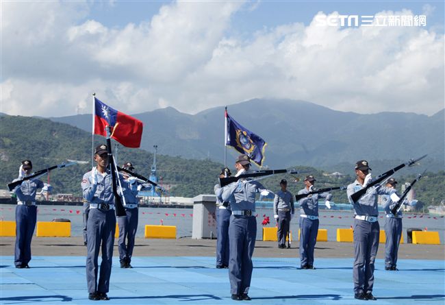 海軍儀隊表演高難度操槍。（記者邱榮吉/蘇澳拍攝）