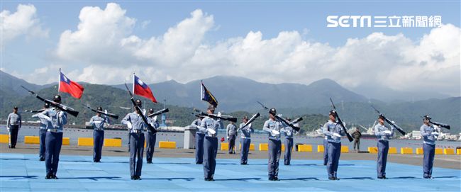 海軍儀隊表演高難度操槍。（記者邱榮吉/蘇澳拍攝）