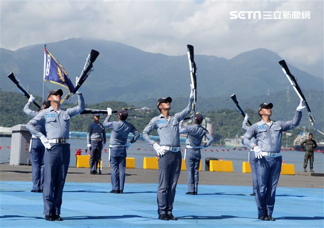 海軍儀隊表演高難度操槍。（記者邱榮吉/蘇澳拍攝）