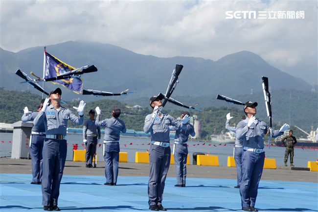 海軍儀隊表演高難度操槍。（記者邱榮吉/蘇澳拍攝）