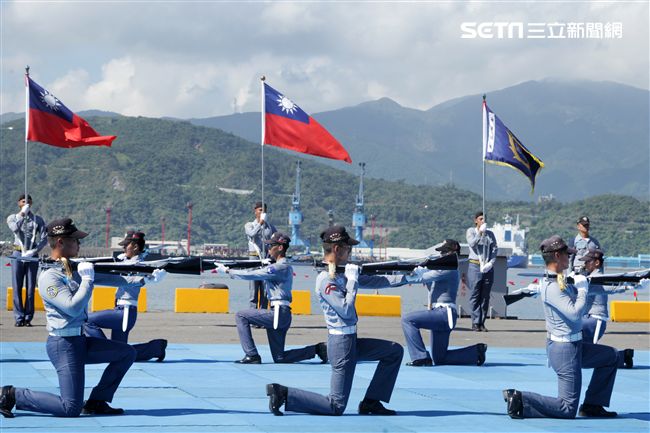 海軍儀隊表演高難度操槍。（記者邱榮吉/蘇澳拍攝）