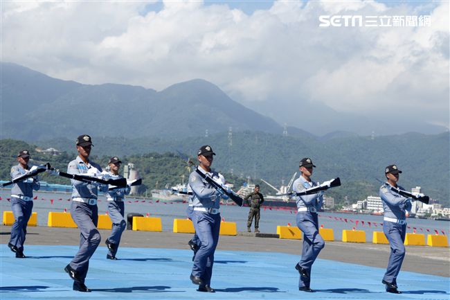 海軍儀隊表演高難度操槍。（記者邱榮吉/蘇澳拍攝）