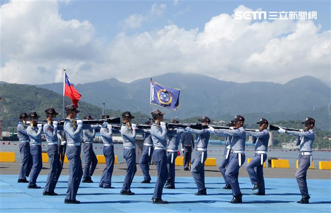 海軍儀隊表演高難度操槍。（記者邱榮吉/蘇澳拍攝）