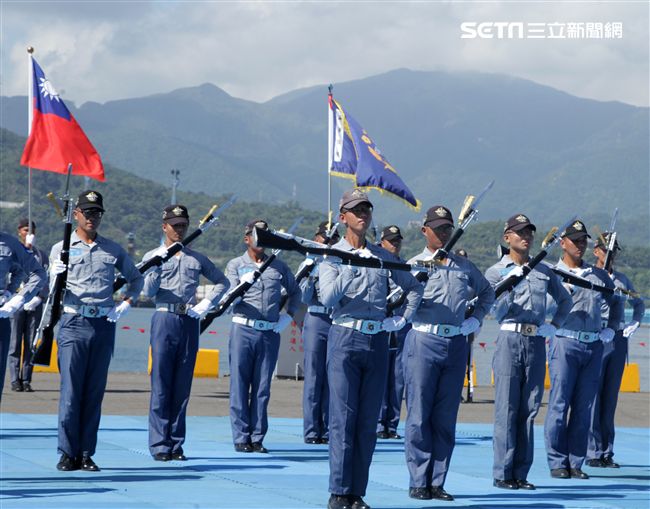 海軍儀隊表演高難度操槍。（記者邱榮吉/蘇澳拍攝）