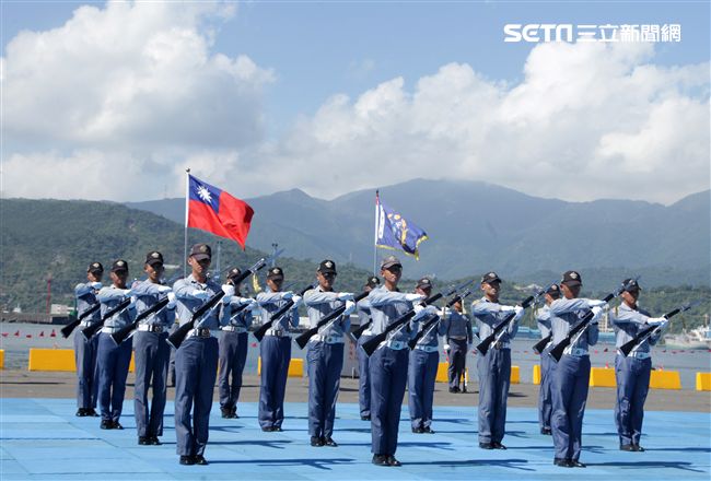 海軍儀隊表演高難度操槍。（記者邱榮吉/蘇澳拍攝）