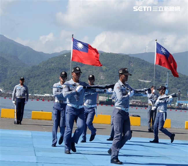 海軍儀隊表演高難度操槍。（記者邱榮吉/蘇澳拍攝）