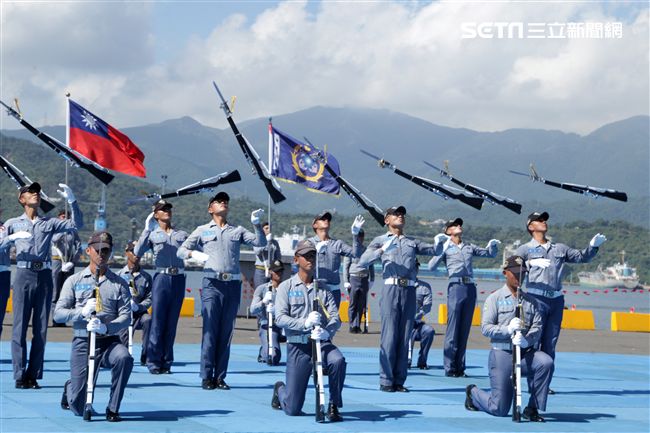 海軍儀隊表演高難度操槍。（記者邱榮吉/蘇澳拍攝）
