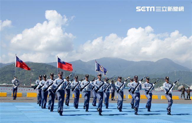 海軍儀隊表演高難度操槍。（記者邱榮吉/蘇澳拍攝）