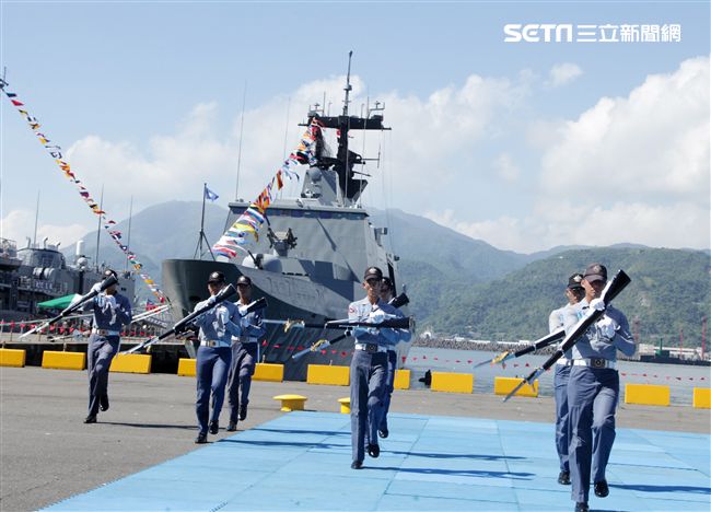 海軍儀隊表演高難度操槍。（記者邱榮吉/蘇澳拍攝）