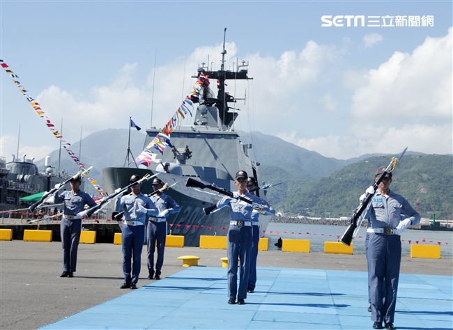 海軍儀隊表演高難度操槍。（記者邱榮吉/蘇澳拍攝）