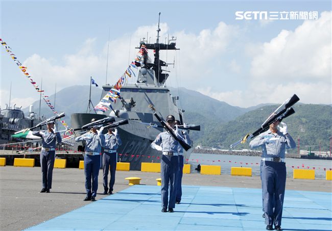 海軍儀隊表演高難度操槍。（記者邱榮吉/蘇澳拍攝）