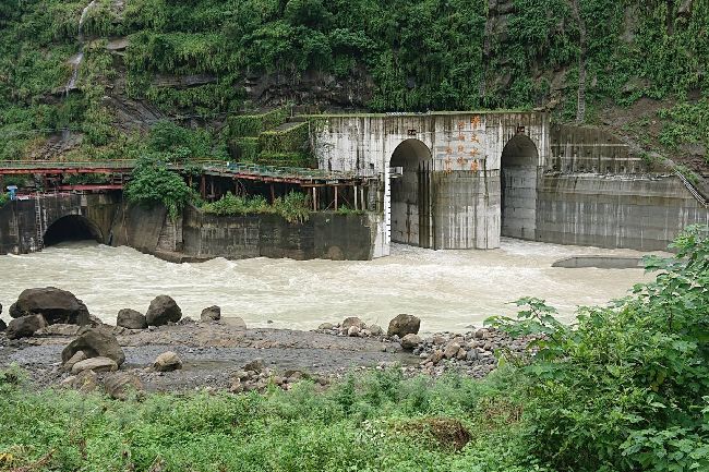 雨彈狂炸致淹水　超過排水設施負荷
