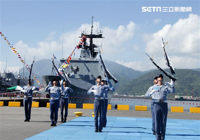 海軍儀隊表演高難度操槍。（記者邱榮吉/蘇澳拍攝）