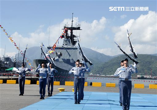 海軍儀隊表演高難度操槍。（記者邱榮吉/蘇澳拍攝）