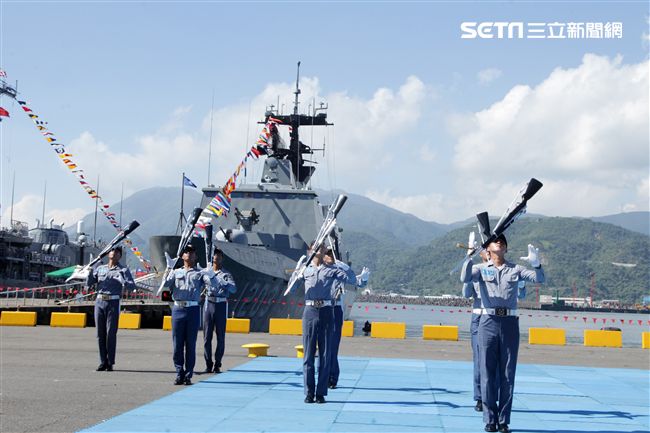 海軍儀隊表演高難度操槍。（記者邱榮吉/蘇澳拍攝）