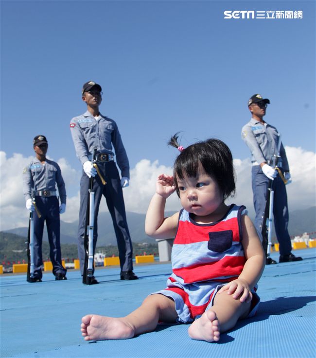 海軍儀隊表演高難度操槍。（記者邱榮吉/蘇澳拍攝）