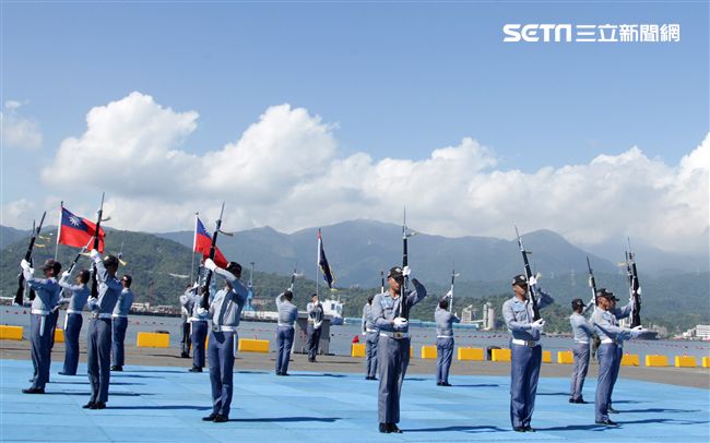 海軍儀隊表演高難度操槍。（記者邱榮吉/蘇澳拍攝）