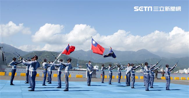 海軍儀隊表演高難度操槍。（記者邱榮吉/蘇澳拍攝）