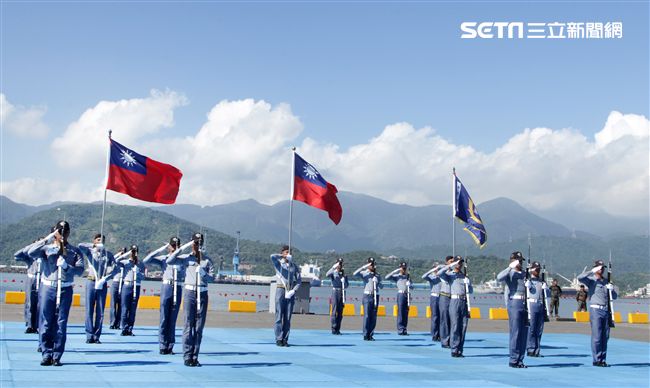 海軍儀隊表演高難度操槍。（記者邱榮吉/蘇澳拍攝）